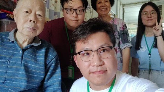 【隱藏的寶藏：
我作為「耆青連心樂融融計劃」項目「醫護大使」的奇妙之旅！】